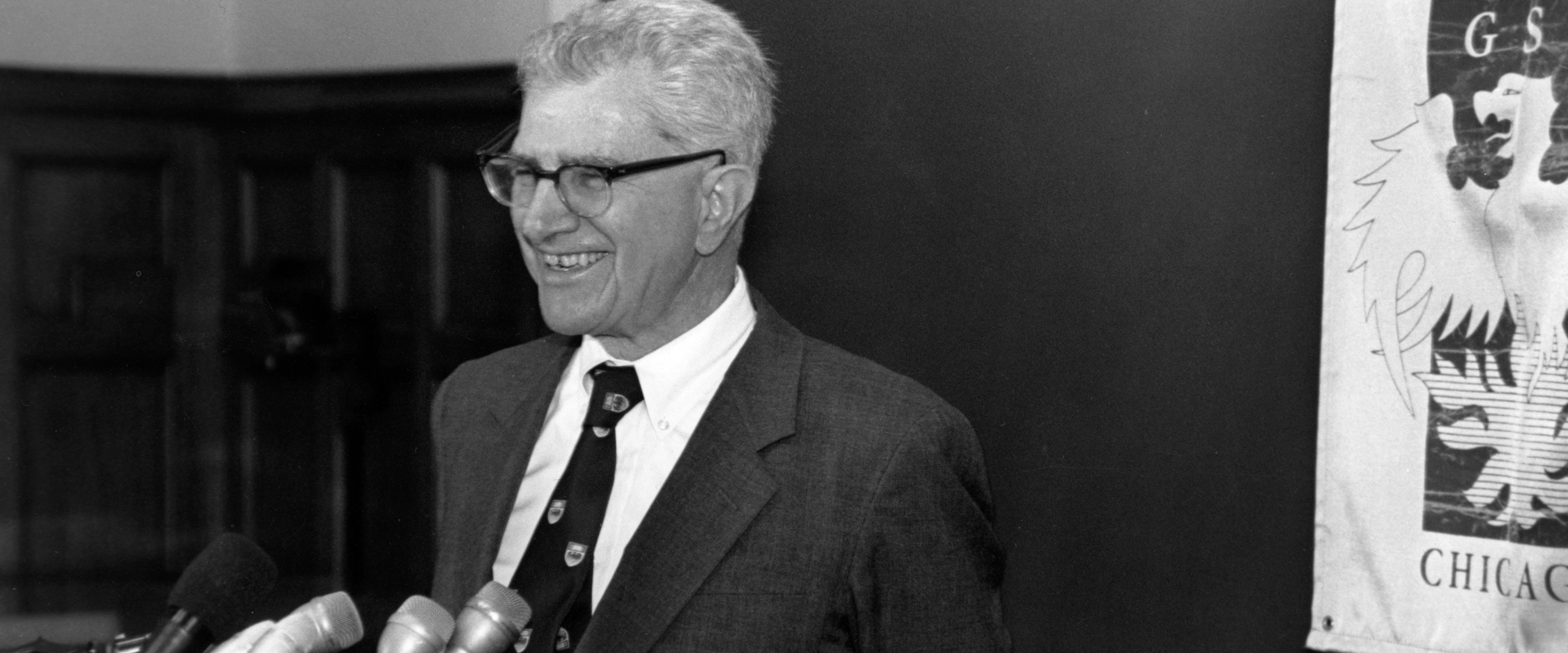 Merton Miller smiling at a press conference following the Nobel award announcement