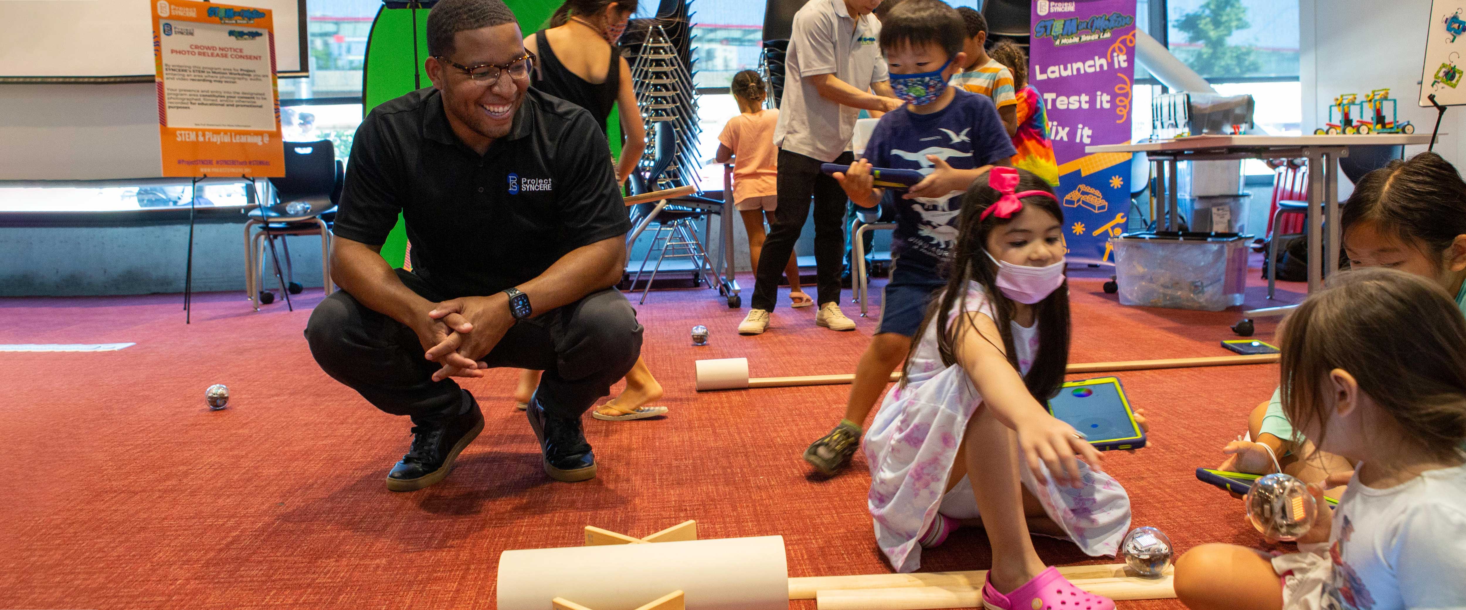 Chicago Booth MBA student volunteering with children's organization